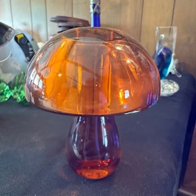 Sale Photo Thumbnail #53: Vintage Amber Glass Mushroom Table Lamp