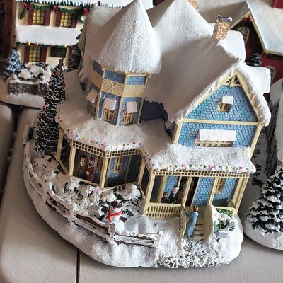 Sale Photo Thumbnail #914: Hawthorne Village Thomas Kinkade 'Holiday Bed and Breakfast' Sculpture