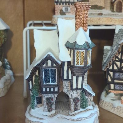 Sale Photo Thumbnail #829: David Winter Cottages Mr. Bumble's 1997 Christmas Special