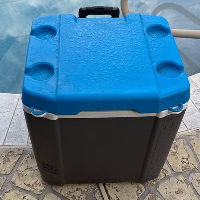 Sale Photo Thumbnail #930: Igloo Ice Cube Wheeled Roller Cooler