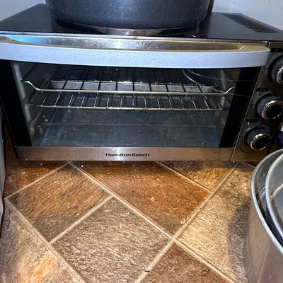 Sale Photo Thumbnail #1035: Hamilton Beach Countertop Toaster Oven