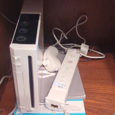Sale Photo Thumbnail #458: Nintendo Wii Console System with Controller