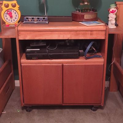 Sale Photo Thumbnail #820: Rolling Media Entertainment Cart
