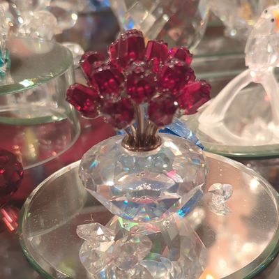 Sale Photo Thumbnail #274: Swarovski SCS 15th Anniversary Vase of Red Roses (283394)