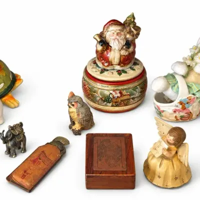 Hutch Accessories And Mixed Decorative Figures