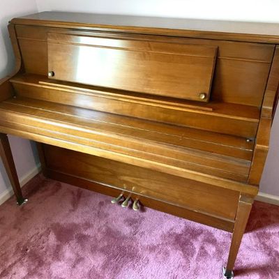 Steinway console piano in excellent condition.. 