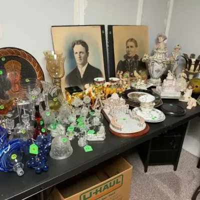 Sale Photo Thumbnail #38: Collection of vintage home decor items