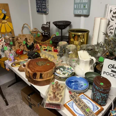 Sale Photo Thumbnail #39: Lots of home decor and knick knacks!