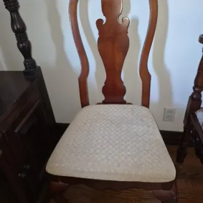 Sale Photo Thumbnail #98: Queen Anne style side chair featuring a carved shell crest, vase-shaped splat, cabriole legs, and a neutral patterned upholstered seat.