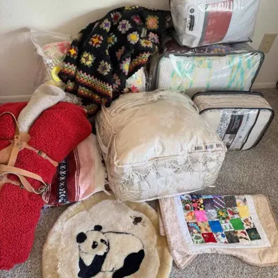 Sale Photo Thumbnail #159: Sw256 vintage modern blankets comforters misc sizes