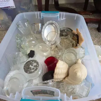 Sale Photo Thumbnail #165: Sw262 miscellaneous collectibles glassware and decorative items