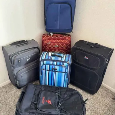 Sale Photo Thumbnail #157: Sw254 assorted rolling softside suitcases