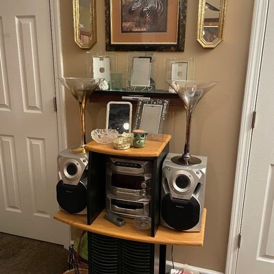 Sale Photo Thumbnail #96: Stereo set and home decor