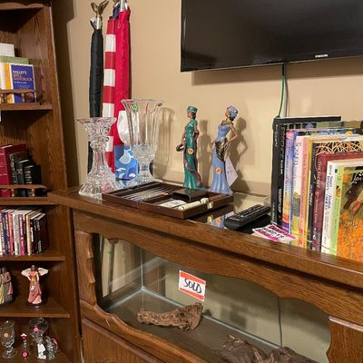 Sale Photo Thumbnail #17: Home decor and books