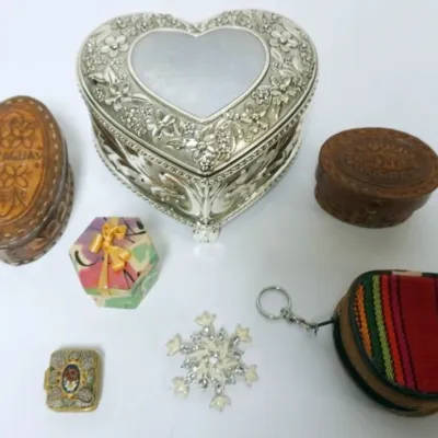Sale Photo Thumbnail #48: 1048	ASSORTED BOXES INCLUDING MUSICAL JEWELRY, LEATHER, PILL, AND BOX WITH GLASS KISS																																																																																																																																																																										