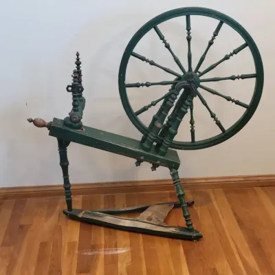 Antique-Style Wooden Spinning Wheel | Traditional Flax & Wool Yarn Spinner | Green Painted Finish