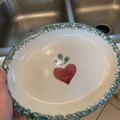 Sale Photo Thumbnail #75: Vintage Pfaltzgraff country heart ceramic oval platter featuring a sponge-painted teal rim and a central red heart motif.