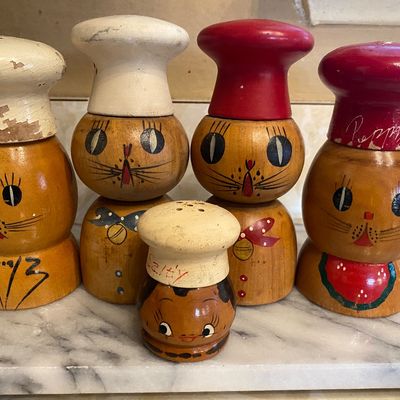 Sale Photo Thumbnail #183: Set of vintage wooden cat-shaped salt and pepper shakers with chef hat stoppers, featuring hand-painted details and vintage wear.