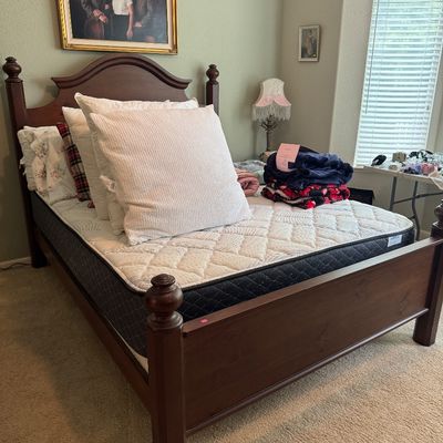 Sale Photo Thumbnail #24: Queen bedroom set 