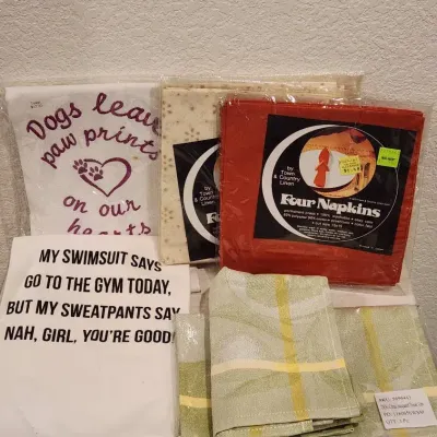 Lot Of Kitchen Towels & Napkins 