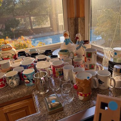 Goose motif and mugs 1/2. Off