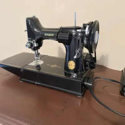 Vintage Singer 221 Featherweight Sewing Machine AH817157 with Case