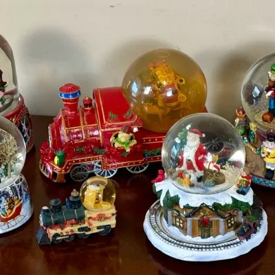 Lot of 6 Christmas Snow Globes & Music Boxes – San Francisco Music Box Co., Santa, Nutcracker & Holi