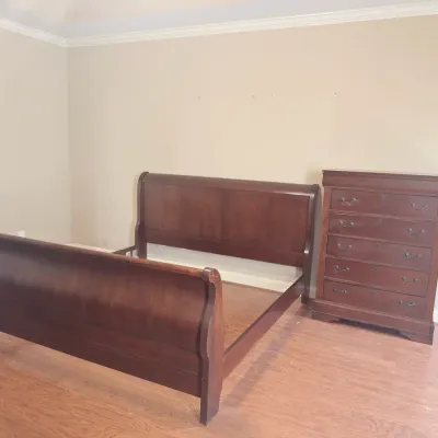 Traditional Cherry-Finish Sleigh Bed & 5-Drawer Chest Bedroom Set