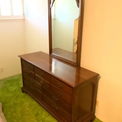 Traditional Wood Dresser with Decorative Mirror – 10 Drawers