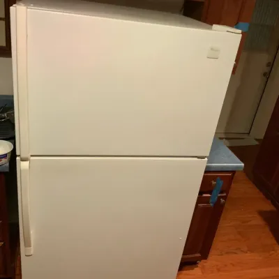 Whirlpool Top-Freezer Refrigerator – White – Working Condition