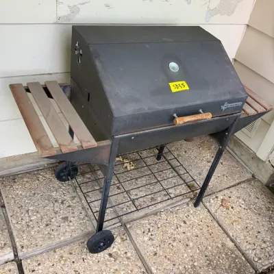 New Braunfels Charcoal BBQ Grill with Temperature Gauge & Side Shelves