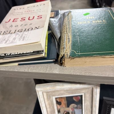 Sale Photo Thumbnail #57: Cherokee, books, decor, frames