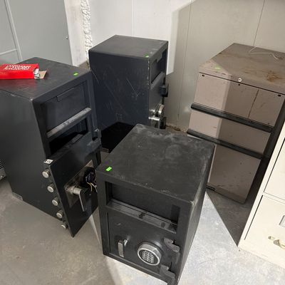 Sale Photo Thumbnail #172: safes and file cabinets
