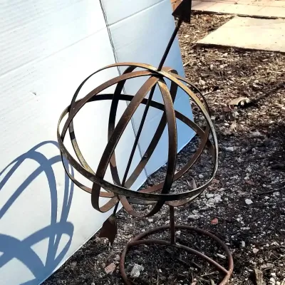 3 Metal Trellis' & Metal Globe Lawn Ornaments