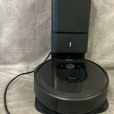iRobot Roomba & Charging Station 