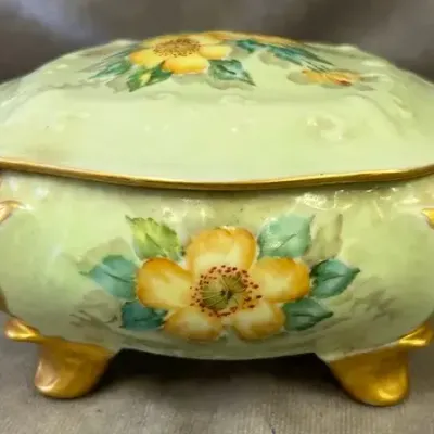 Vintage Hand Painted Medium Sized Lidded Trinket Box 
