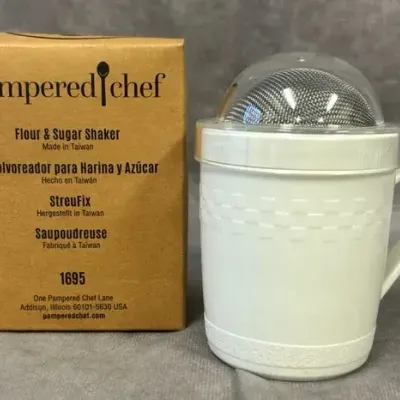 Pampered Chef Flour & Sugar Shaker 