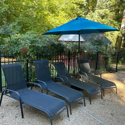 4 Mesh Adjustable Lounge Chairs, Umbrella and Stand 