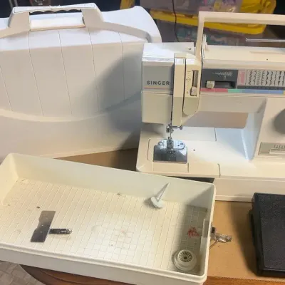 Singer Model 9124 Electric Sewing Machine with Hard Case and Foot Pedal