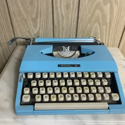 Vintage 1970s Royal Portable Manual Typewriter - Japan (Silver-Seiko) - Sky Blue