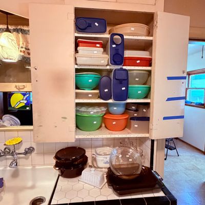 Sale Photo Thumbnail #64: Large collection of vintage Tupperware and plastic food storage containers