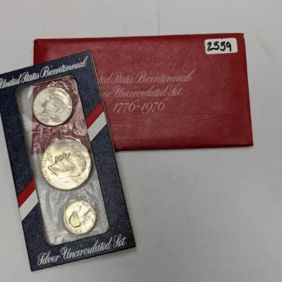 Sale Photo Thumbnail #1050: 1776-1976 United States Bicentennial Silver Uncirculated 3-coin set with original red presentation envelope.