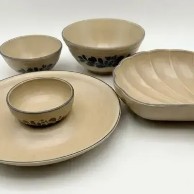 Vintage Pfaltzgraff Yorktowne Stoneware Bowls Chip Dip Shell Server Group 