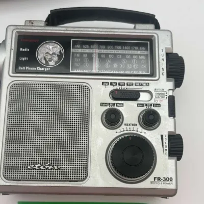 Etón FR-300 Emergency Crank Radio, AM FM Weather Receiver & Case