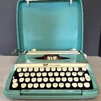 Smith-Corona Corsair Deluxe Portable Typewriter (G1)