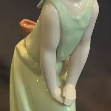 Lladró Curious Girl Figurine 