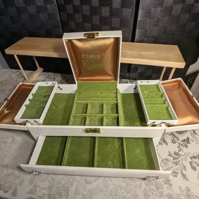 BUXTON-brand Mid-century Large Jewelry Box 