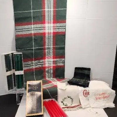 Holiday Table Decor (mostly new) "Magnolia" Linens and Lenox Candles 