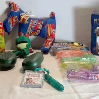 Collection of vintage children's novelties and toys, including a toy slot machine, California Raisins figurines, a Pedro Martinez...