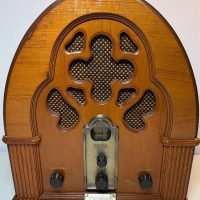 Thomas Collector's Edition Radio reproduction in a cathedral-style wooden cabinet, styled after 1932 tabletop radios.